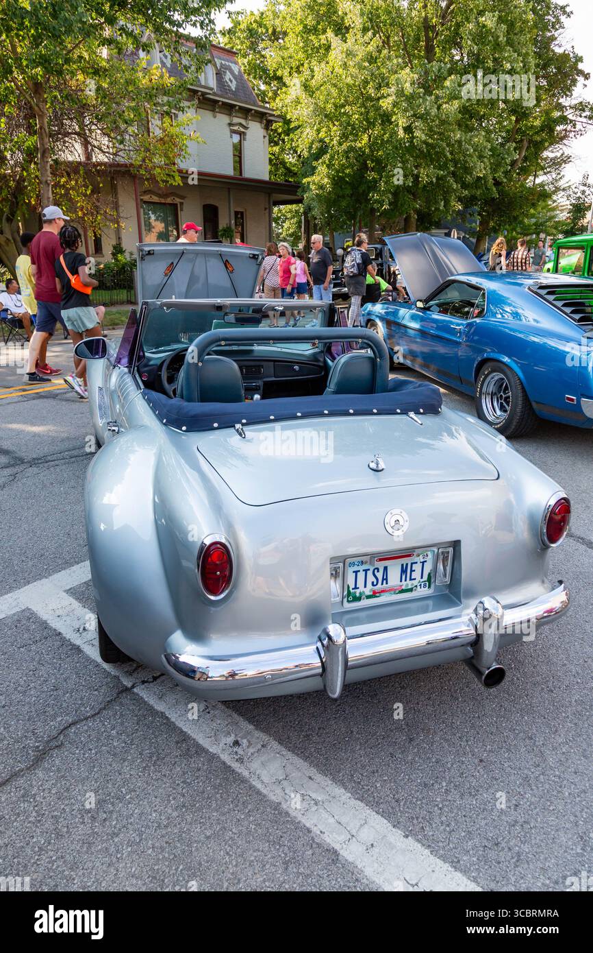 Un'auto sportiva convertibile Nash Metropolitan personalizzata in mostra in occasione di una mostra di auto nel centro di Auburn, Indiana, Stati Uniti. Foto Stock