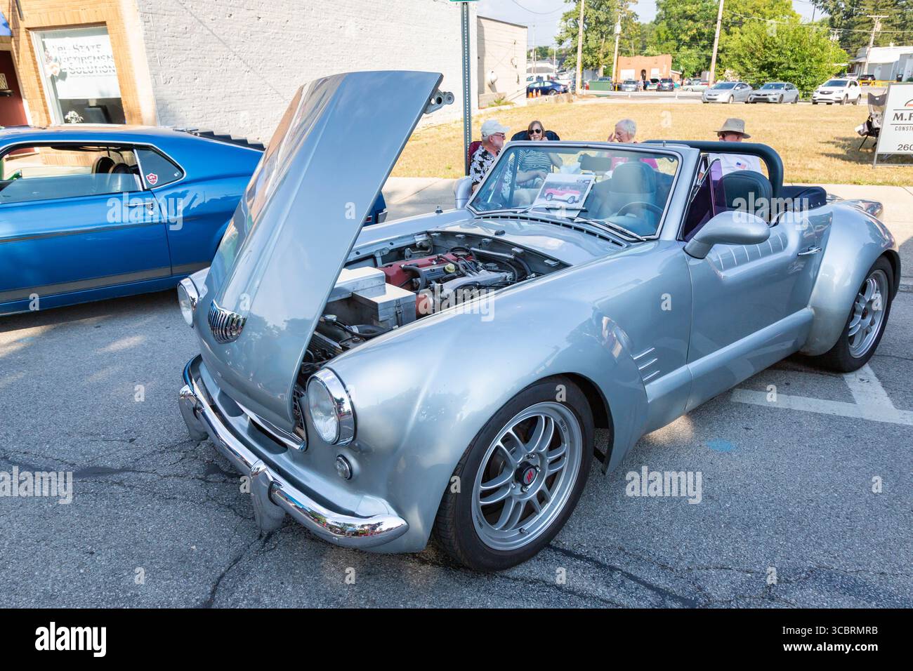 Un'auto sportiva convertibile Nash Metropolitan personalizzata in mostra in occasione di una mostra di auto nel centro di Auburn, Indiana, Stati Uniti. Foto Stock