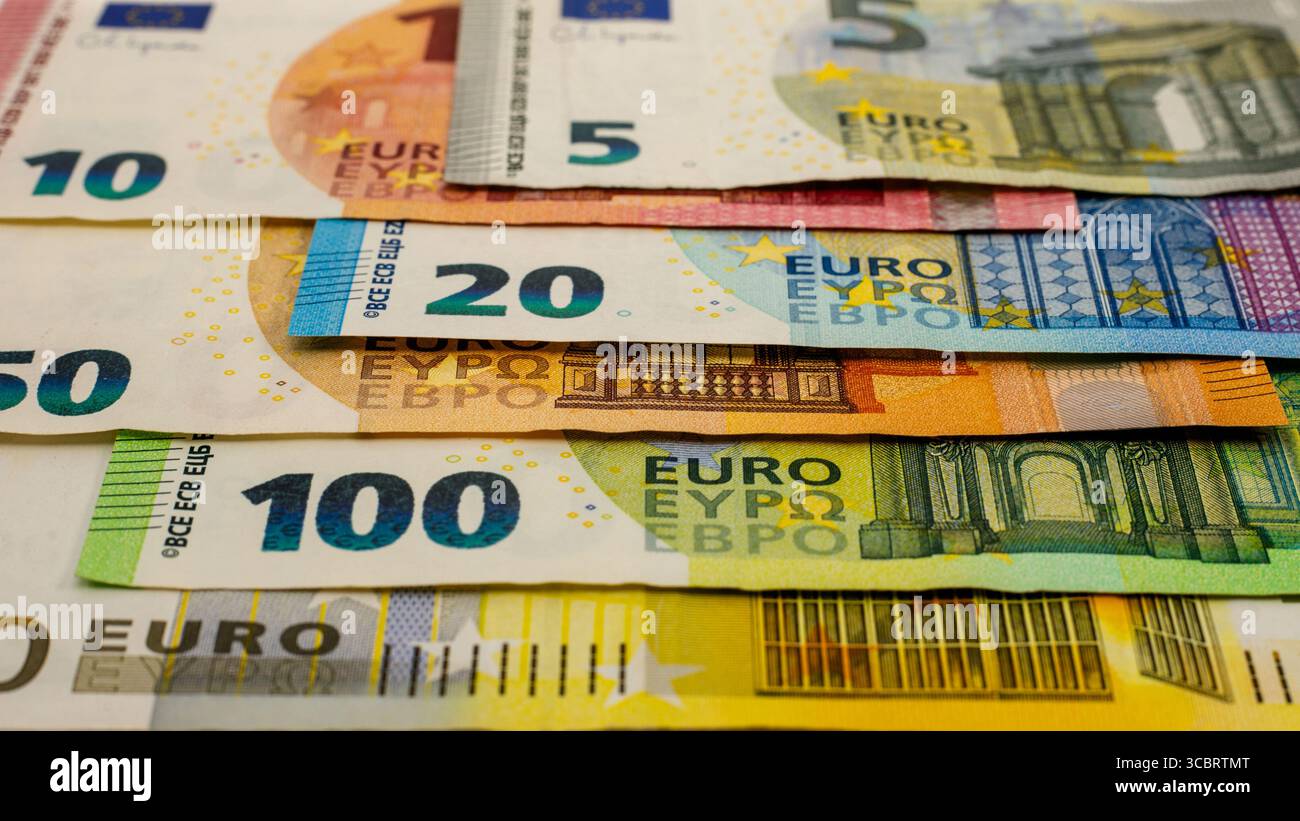 Primo piano di banconote in euro di vari tagli. Concetto di investimento finanziario. Foto Stock