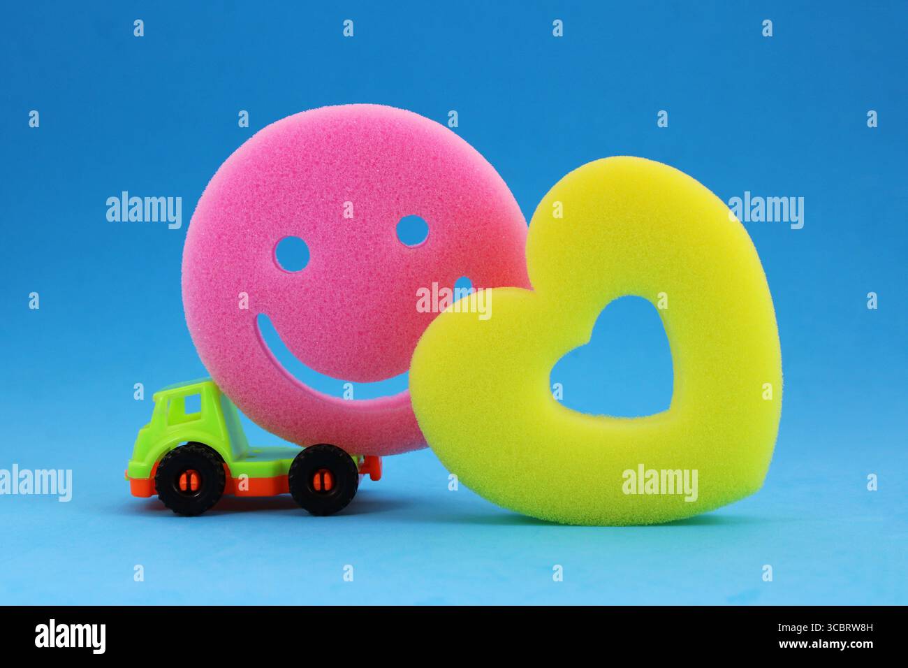 Veicolo che offre un grande volto felice e un cuore di spugna Foto Stock