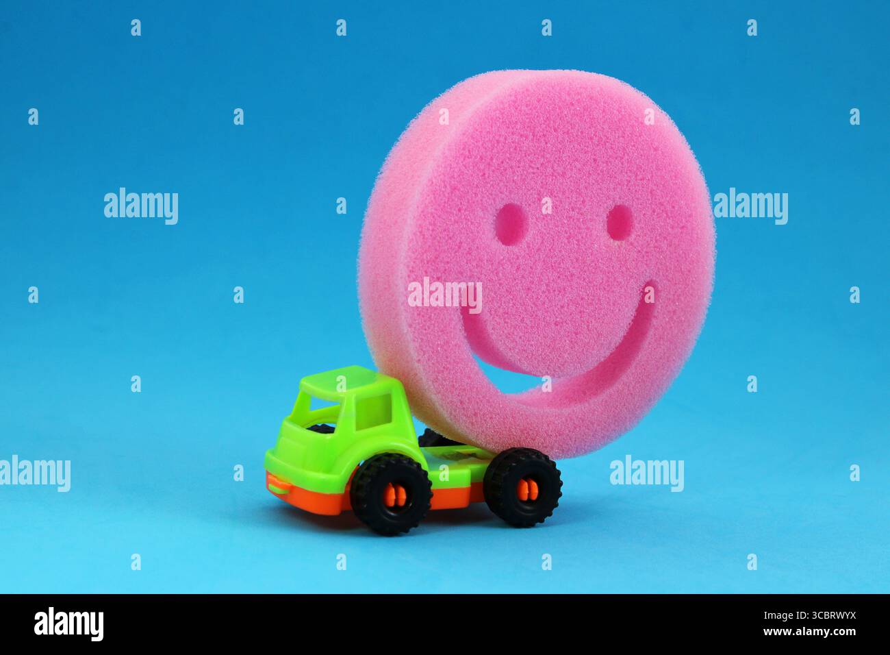 Veicolo che offre una grande faccia felice con la spugna Foto Stock