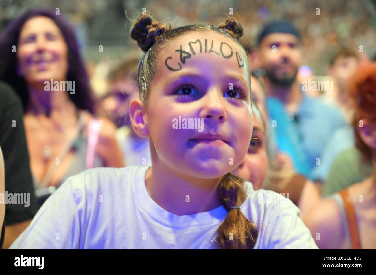 Sitges, Spagna. 8 agosto 2025. Una fan girl di Camilo con il nome dell'artista scritto sulla fronte viene vista durante la sua esibizione al CaixaBank Terramar Festival. Il cantante colombiano Camilo si esibisce al CaixaBank Terramar Festival di Sitges (Barcellona) di fronte a circa 2.000 persone all'inizio del suo tour in Spagna. Credito: SOPA Images Limited/Alamy Live News Foto Stock