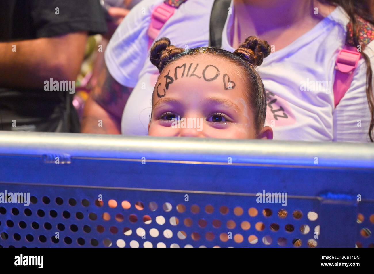 Sitges, Spagna. 8 agosto 2025. Una fan girl di Camilo con il nome dell'artista scritto sulla fronte viene vista durante la sua esibizione al CaixaBank Terramar Festival. Il cantante colombiano Camilo si esibisce al CaixaBank Terramar Festival di Sitges (Barcellona) di fronte a circa 2.000 persone all'inizio del suo tour in Spagna. Credito: SOPA Images Limited/Alamy Live News Foto Stock