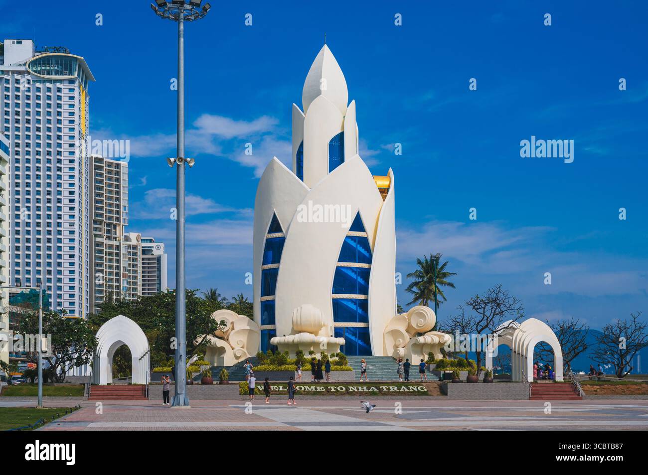 La torre del loto sulla piazza centrale accanto alla spiaggia nella località turistica di Nha Trang. NHA Trang, Vietnam - 21 gennaio 2025 Foto Stock