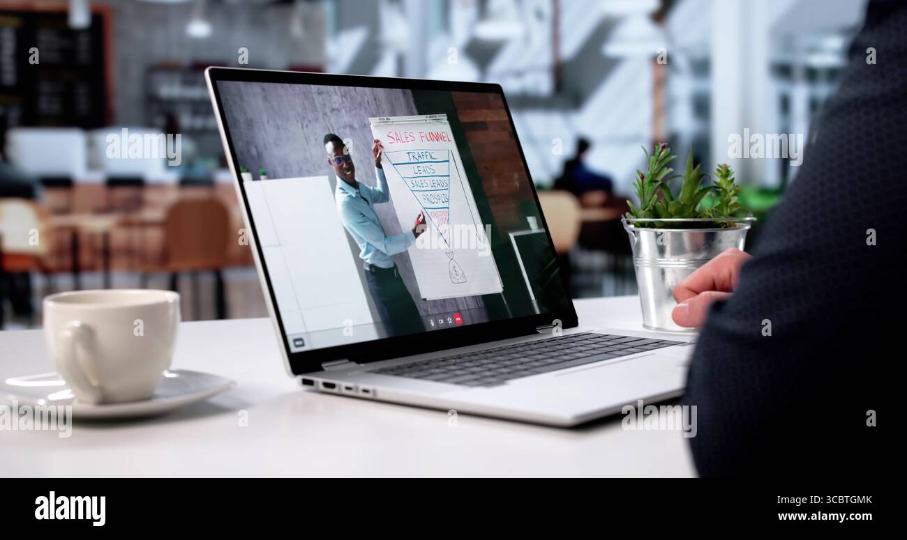Virtual Meeting Trainer aiuta Agile Man a imparare il linguaggio informatico online Foto Stock