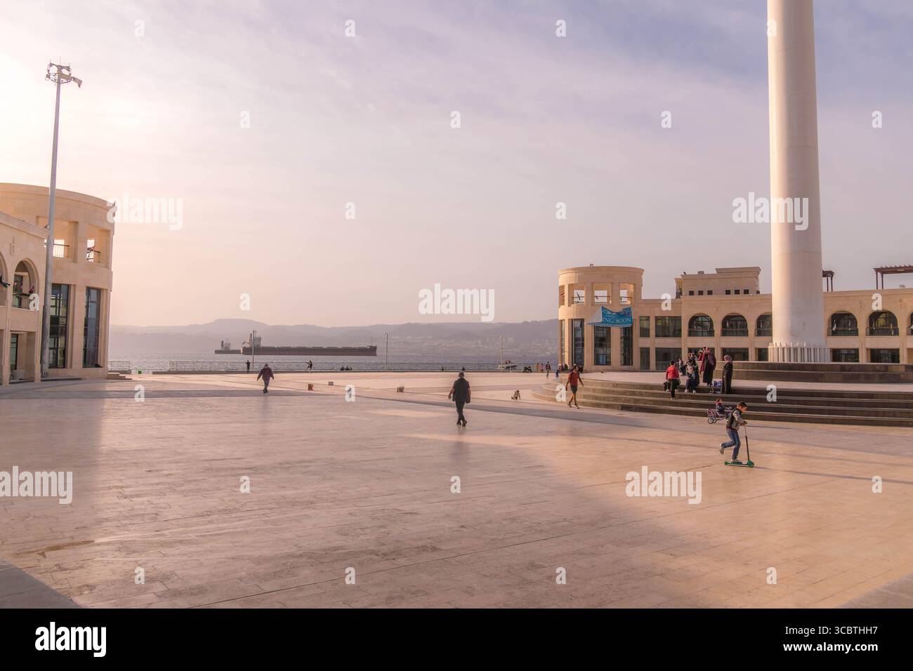 La storica Great Arab Revolt Plaza ad Aqaba, in Giordania, segna l'inizio della rivolta contro gli ottomani, con una vivace attività turistica alla luce del giorno. Foto Stock