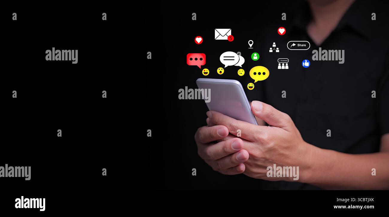 Concetto di social media. Un uomo utilizza lo smartphone con notifiche sui social media, mi piace, cuori, commenti, icone, ed emoticon. Interazione digitale online Foto Stock