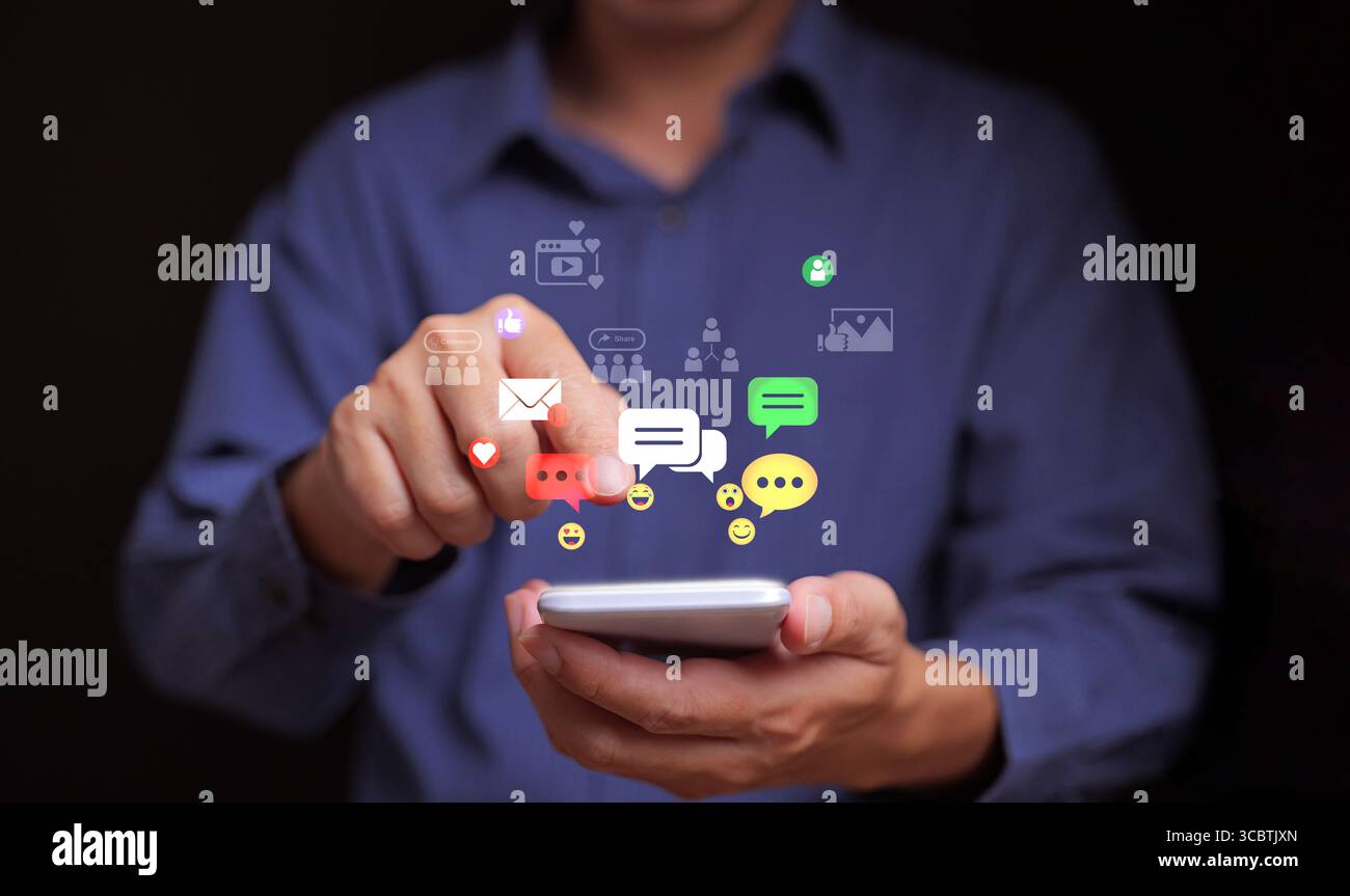 Concetto di social media. Un uomo utilizza lo smartphone con notifiche sui social media, mi piace, cuori, commenti, icone, ed emoticon. Interazione digitale online Foto Stock
