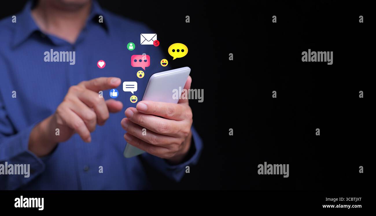 Concetto di social media. Un uomo utilizza lo smartphone con notifiche sui social media, mi piace, cuori, commenti, icone, ed emoticon. Interazione digitale online Foto Stock