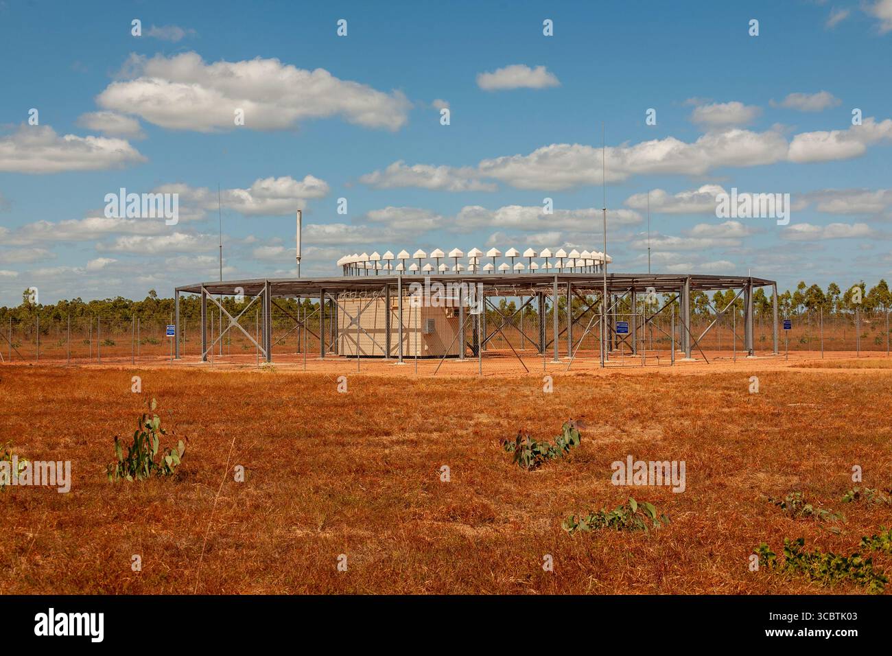 grande cerchio rotondo di coni bianchi a forma di cupola all'interno di una recinzione di sicurezza satellite di comunicazioni weipa cupole cape york, all'estremo nord del queensland australia Foto Stock grande cerchio rotondo di coni bianchi a forma di cupola all'interno di una recinzione di sicurezza satellite di comunicazioni weipa cupole cape york, all'estremo nord del queensland australia Foto Stock