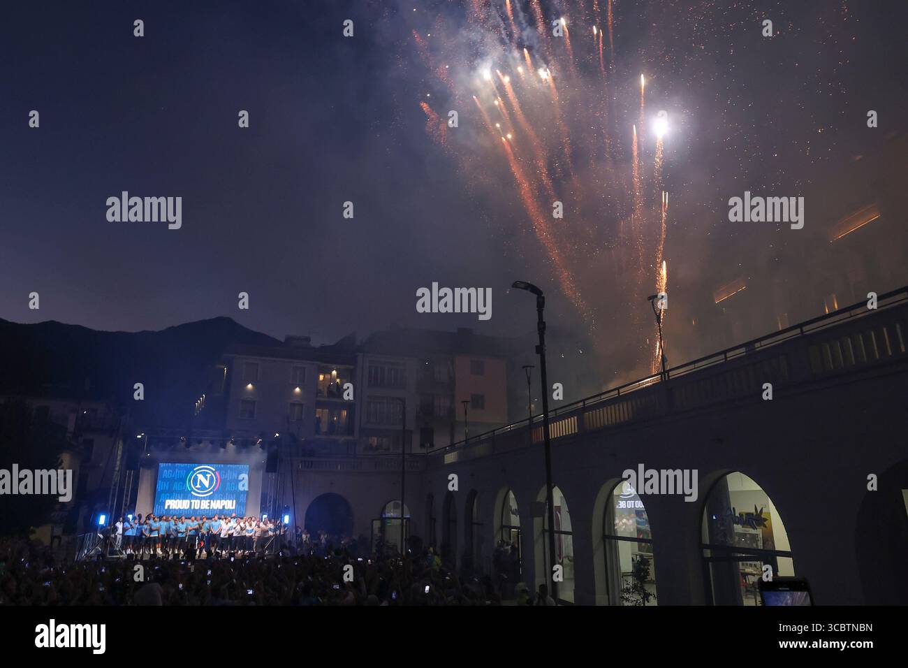 I fuochi d'artificio sono visibili durante la presentazione del Team SSC Napoli a Castel di Sangro, l'8 agosto 2025. Foto Stock