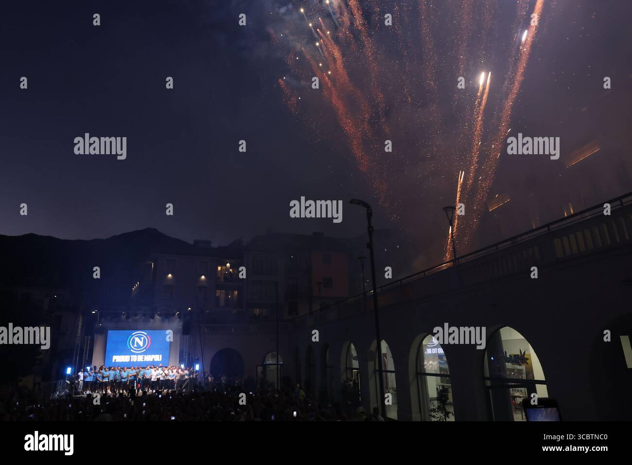 I fuochi d'artificio sono visibili durante la presentazione del Team SSC Napoli a Castel di Sangro, l'8 agosto 2025. Foto Stock