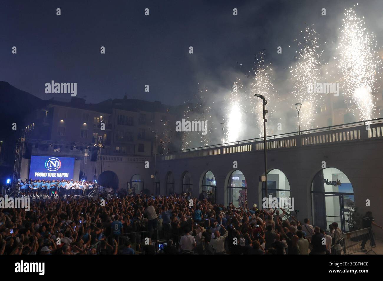 I fuochi d'artificio sono visibili durante la presentazione del Team SSC Napoli a Castel di Sangro, l'8 agosto 2025. Foto Stock