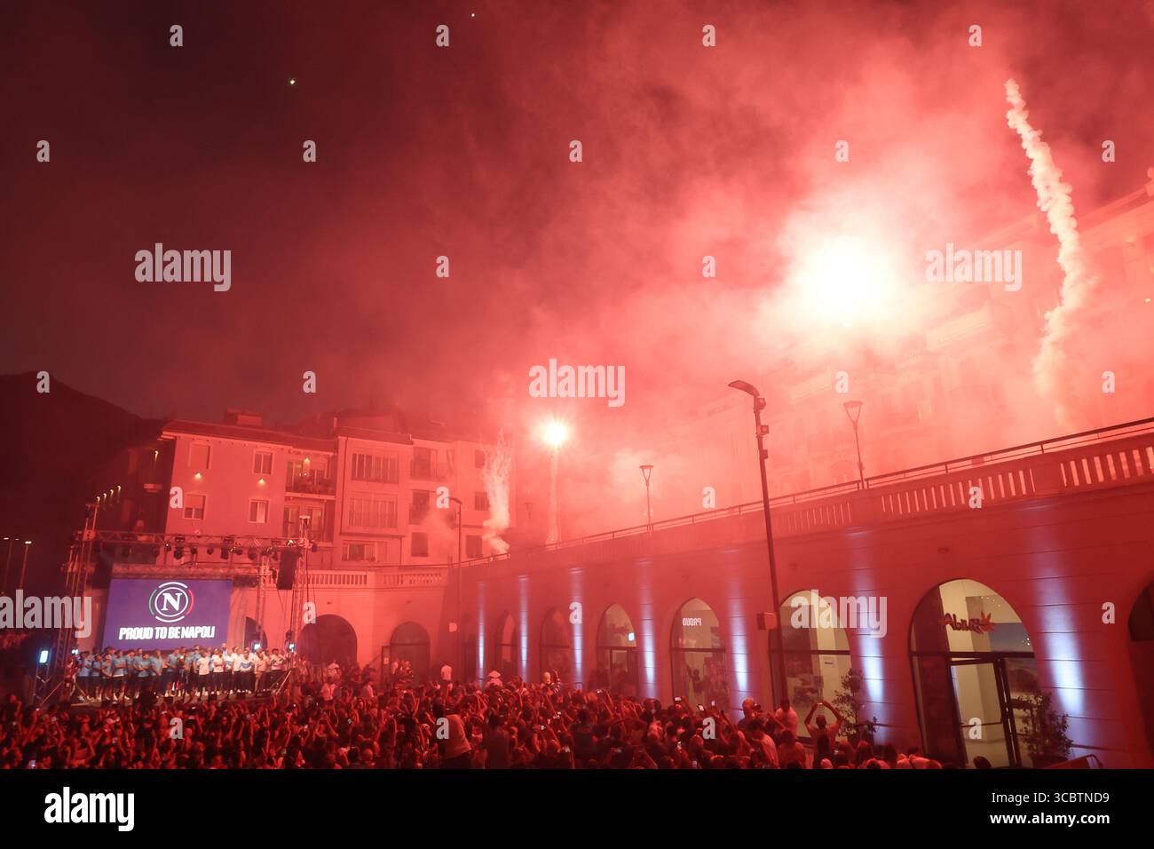 I fuochi d'artificio sono visibili durante la presentazione del Team SSC Napoli a Castel di Sangro, l'8 agosto 2025. Foto Stock