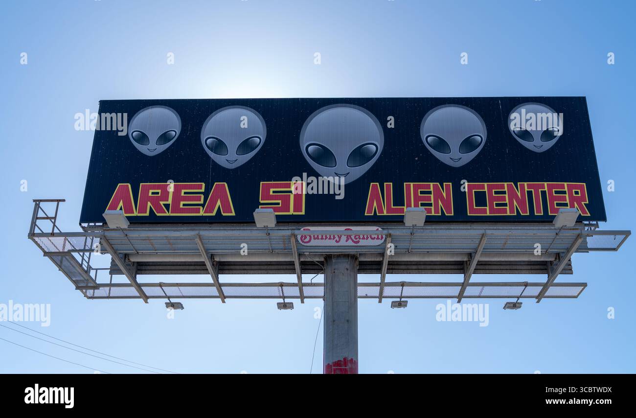 Un cartellone per l'area 51 Alien Center, un'attrazione sulla strada situata nella valle di Amargosa, Nevada, Stati Uniti, vicino alla famosa struttura militare dell'area 51 Foto Stock