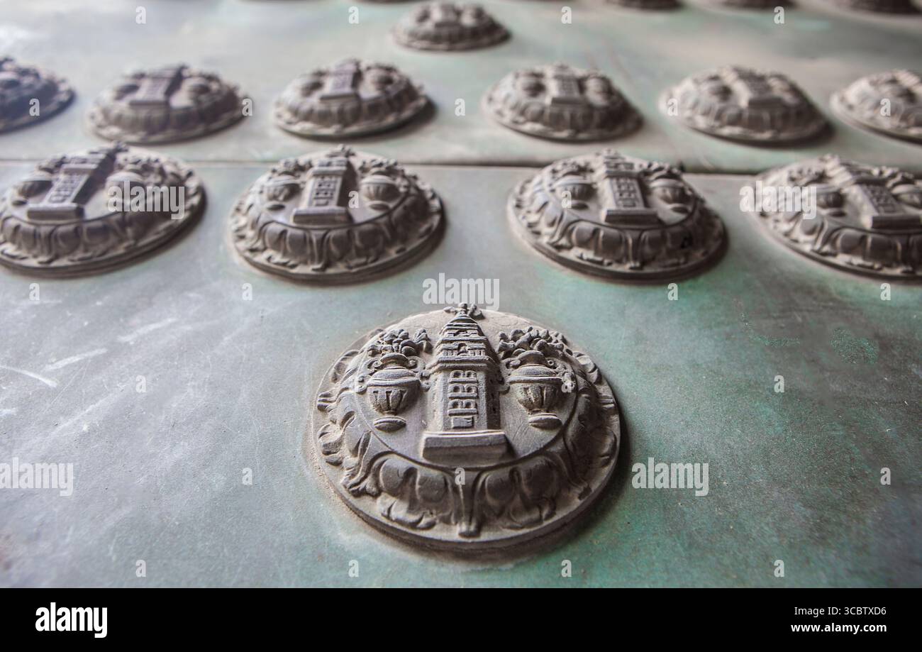 Chiodi delle porte della facciata ovest della Cattedrale di Siviglia. Una delle chiese più grandi del mondo Foto Stock