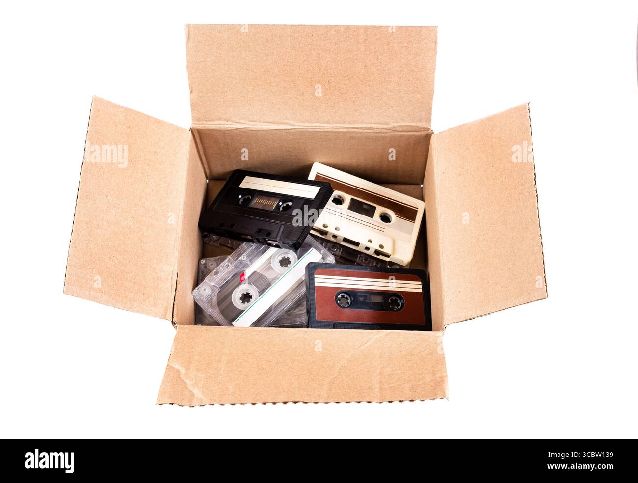 Vecchie cassette audio nel primo piano della scatola di cartone Foto Stock