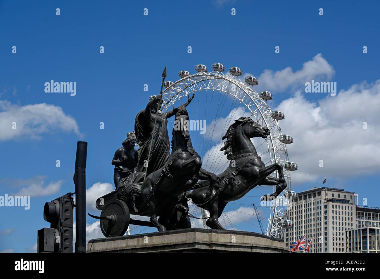 LONDRA, Regno Unito - 28 GIUGNO 2025: Statua della Boadicea sul Westminster Bridge con il London Eye sullo sfondo Foto Stock