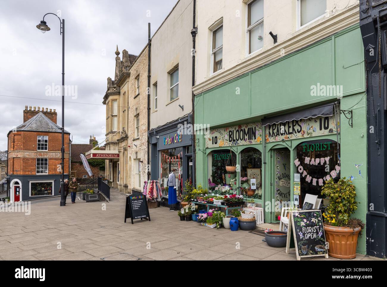 Negozi indipendenti su Warminster High Street. Warminster è una città commerciale del Wiltshire, Inghilterra, Regno Unito Foto Stock