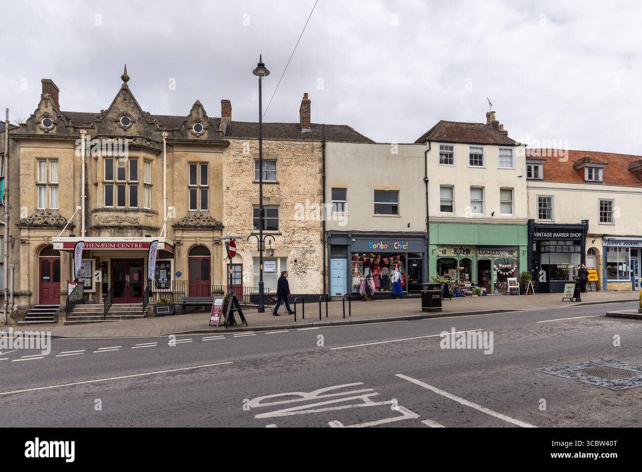 Warminster High Street, centro città di Warminster, Wiltshire, Inghilterra, Regno Unito Foto Stock