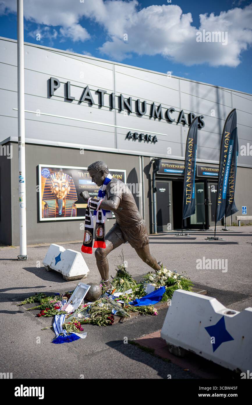 Memoriale del leggendario calciatore svedese ove Kindvall fuori dalla Platinumcars Arena a Norrkoping, Svezia Foto Stock