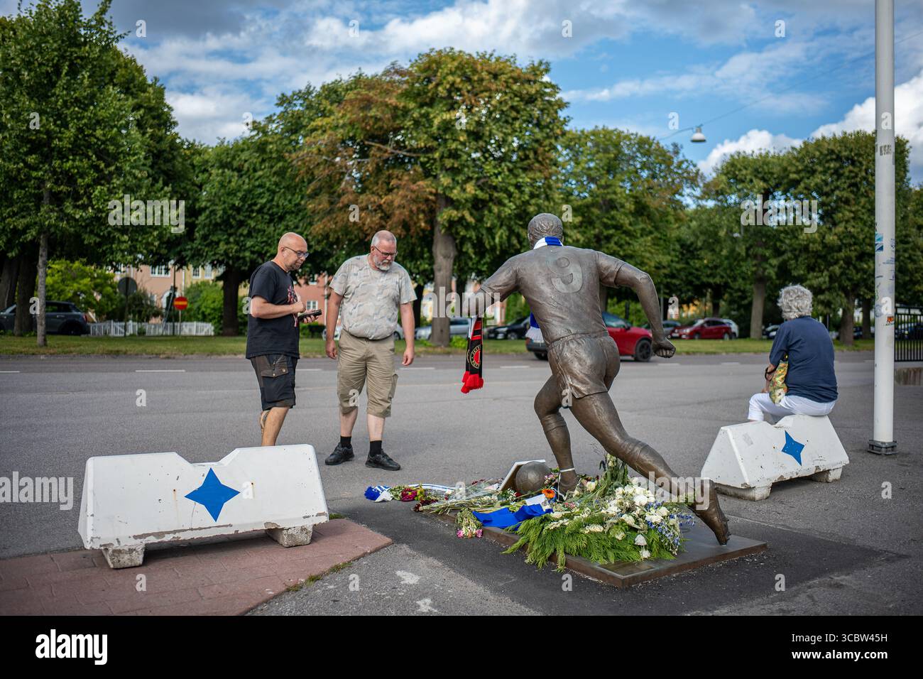 Memoriale del leggendario calciatore svedese ove Kindvall fuori dalla Platinumcars Arena a Norrkoping, Svezia Foto Stock