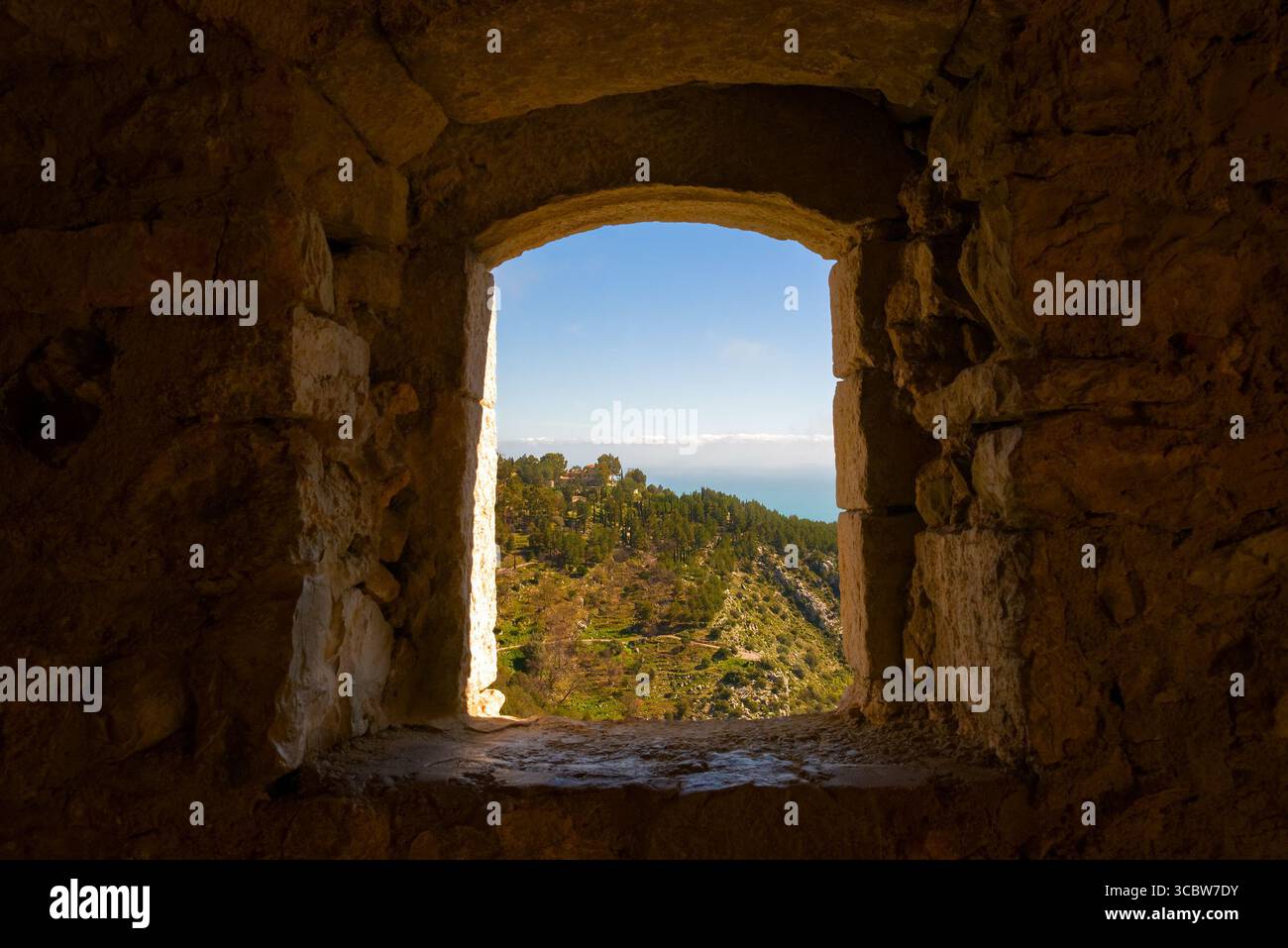 Vista su una collina dalla vecchia finestra della fortezza Foto Stock