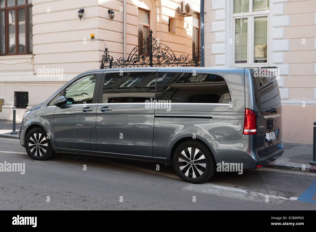 Bucarest, Romania – 6 agosto 2025: Pulmino Mercedes Benz V300d parcheggiato in strada Foto Stock