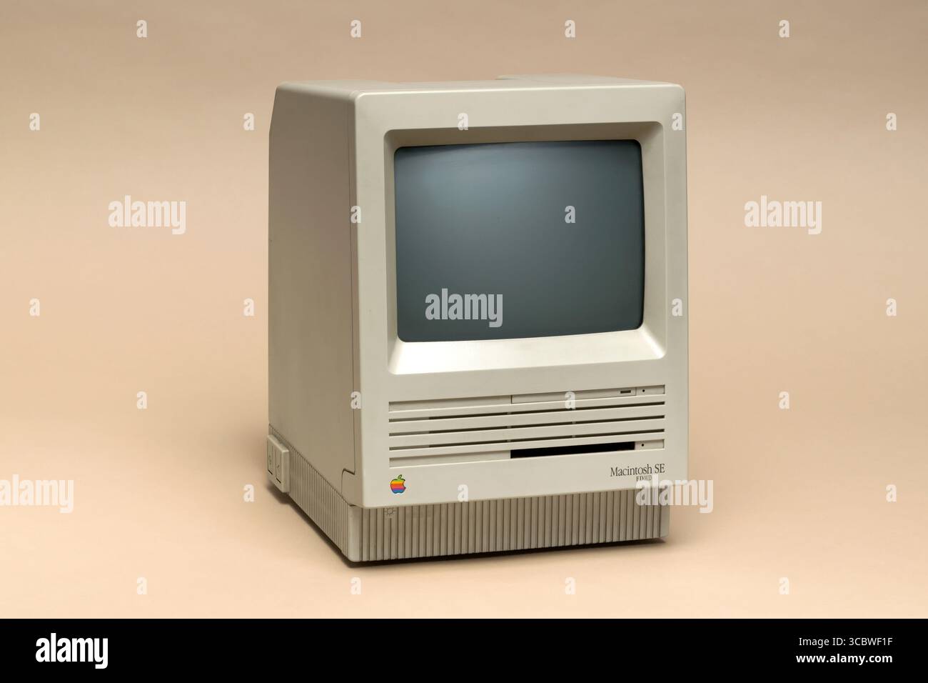 Pavia, Lombardia, Italia - 13 marzo 2025: Apple Macintosh se dal 1987 al Ctrl+Alt Museum. Era il secondo modello della serie Macintosh. Se intendeva Sistem Foto Stock