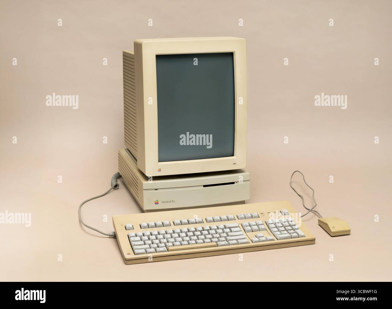 Pavia, Lombardia, Italia - 22 luglio 2025: Apple Macintosh IIsi con monitor verticale da 15" del 1990 al Ctrl+Alt Museum, il monitor costruito per mostrare il Foto Stock