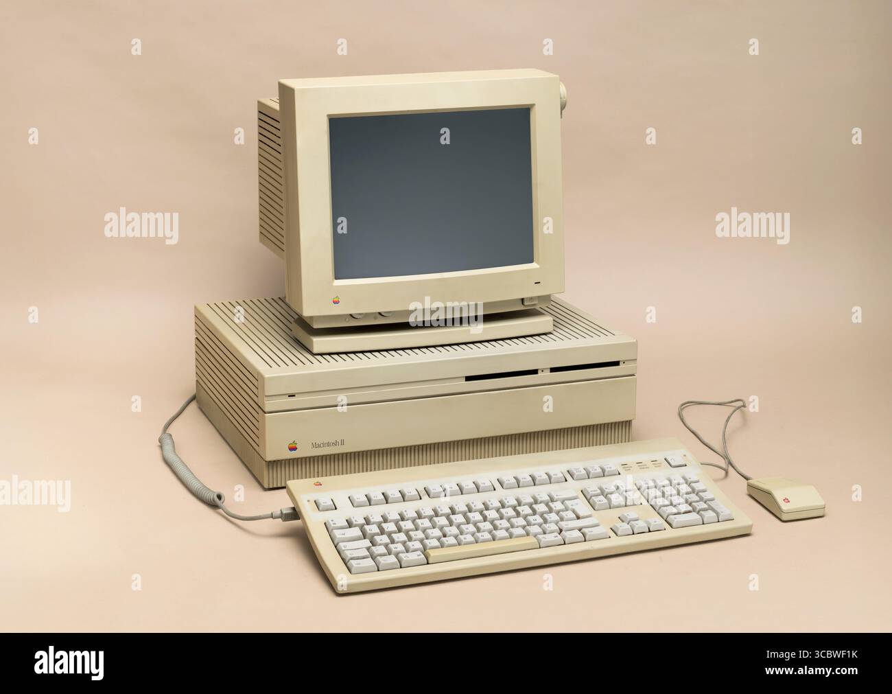 Pavia, Lombardia, Italia - 22 luglio 2025: Apple Macintosh II con monitor da 13" del 1987. Era il primo Macintosh modulare con uno schermo separato. Mostrato in Foto Stock
