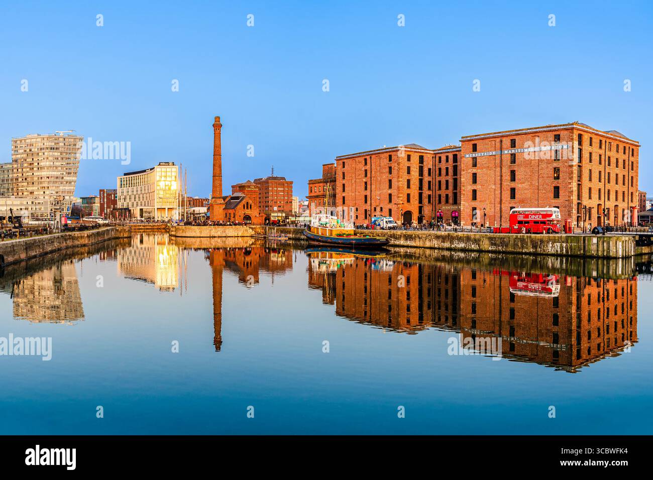 Liverpool, Lancashire, Inghilterra, Regno Unito - marzo 2022: Royal Albert Docks situato nel lungomare Pier Head Promenade di Liverpool Foto Stock