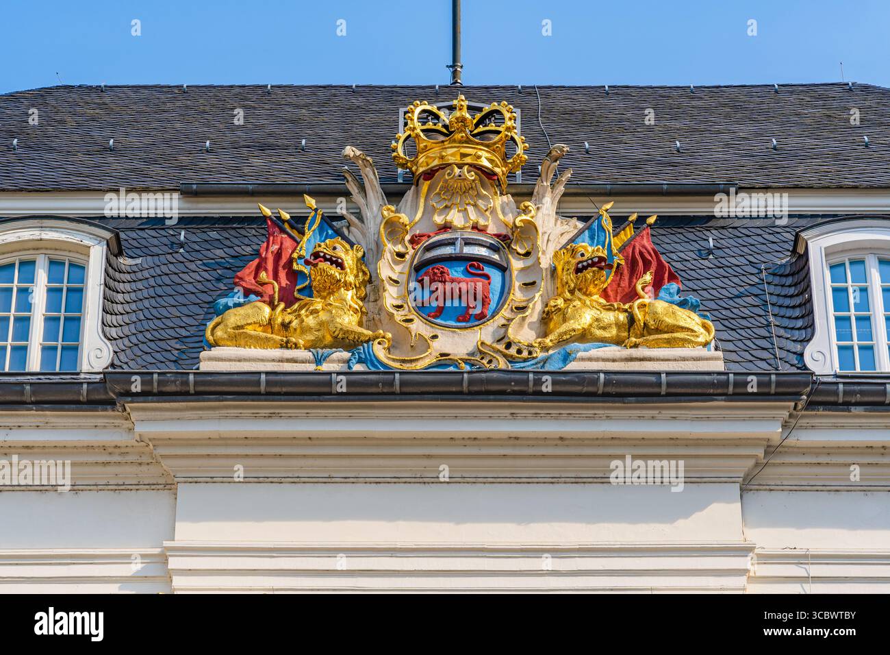 Stemma all'aperto, decorazione sul tetto in stile rococò sulla facciata dell'edificio del Municipio Vecchio (Altes Rathaus) nella Piazza del mercato (Marktplatz Foto Stock