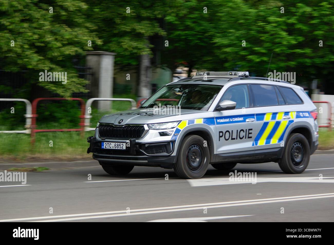 Ostrava, Cechia - 14 maggio 2025 - polizia Skoda Kodiaq SUV car di Policie CR con toro bar in inseguimento con effetto motion blur Foto Stock