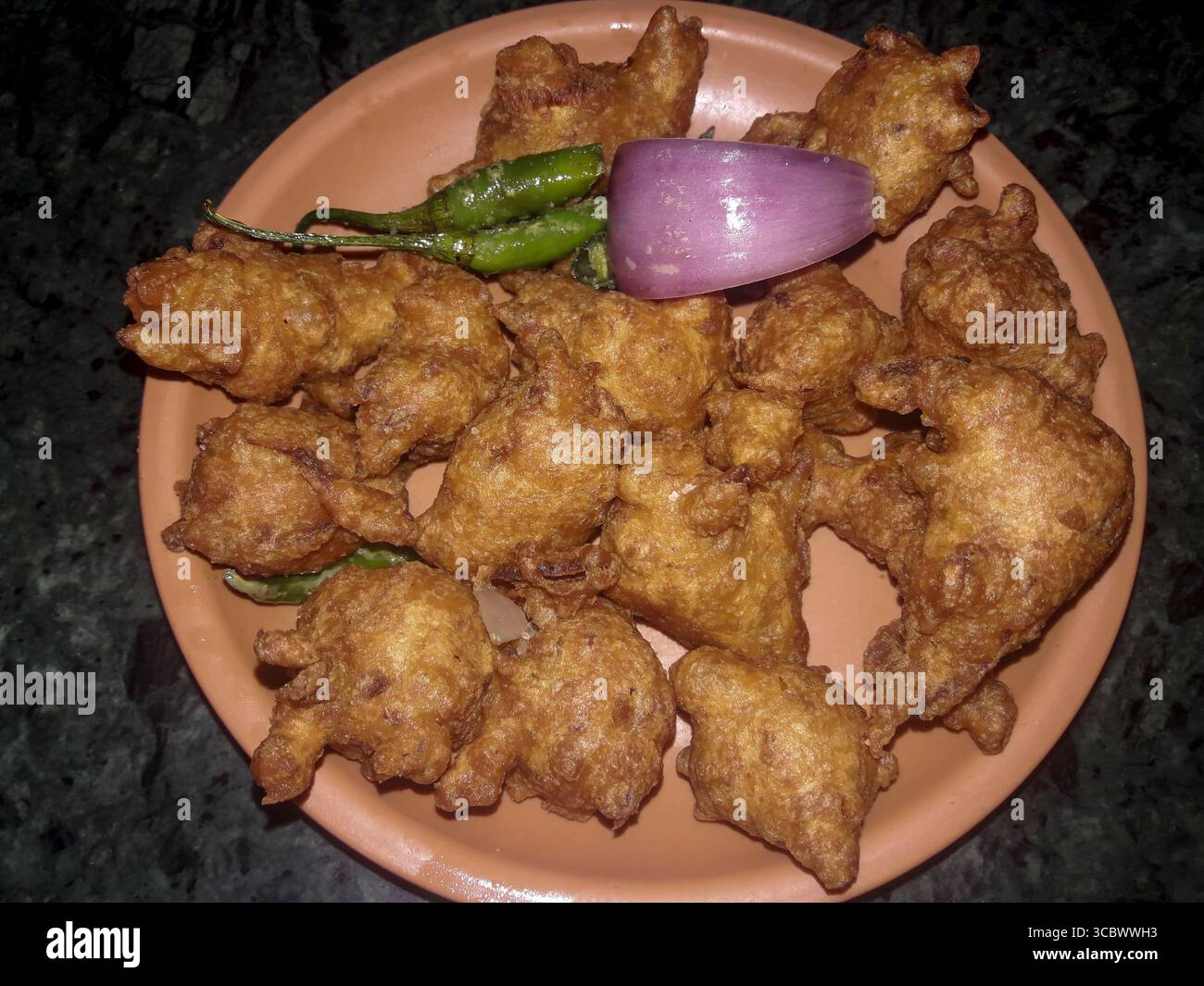 Pakora di cipolla fritta o Pyaj Pakoda noto anche come Crispy Kanda bhaji, Bhajji, bajji Foto Stock