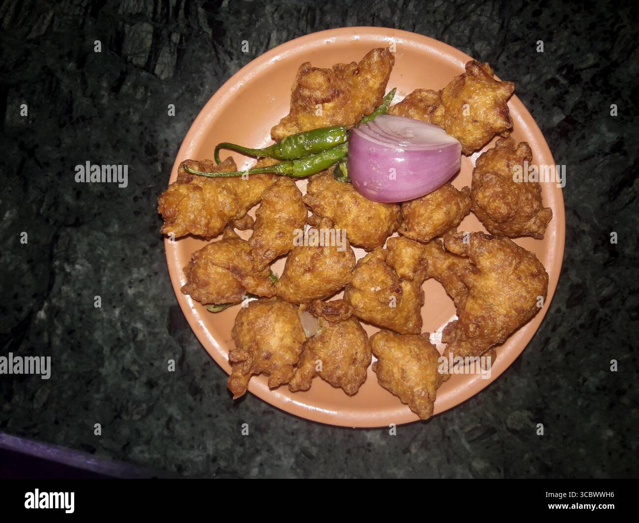 Pakora di cipolla fritta o Pyaj Pakoda noto anche come Crispy Kanda bhaji, Bhajji, bajji Foto Stock
