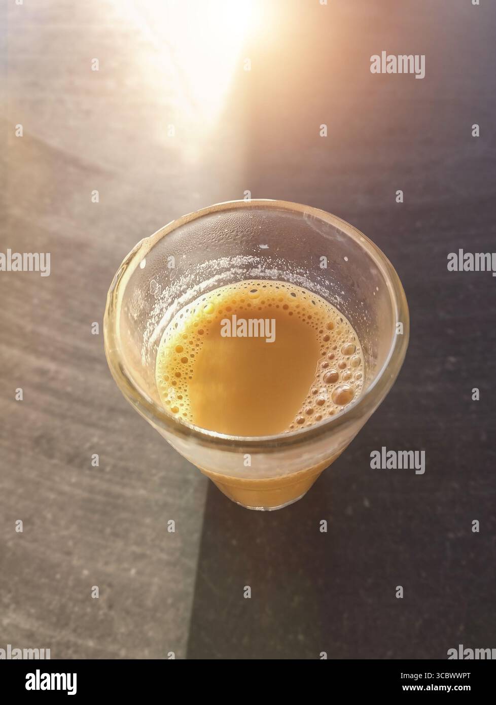 Bicchieri di chai mattutino (tè) Foto Stock