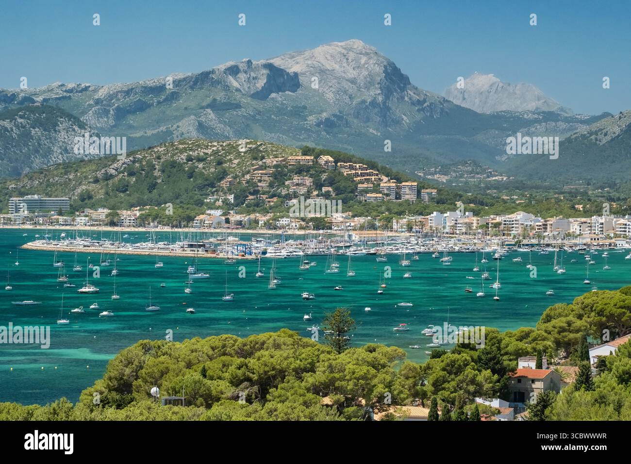 Panorama di Port de Pollenca con barche a vela a Maiorca, Spagna Foto Stock