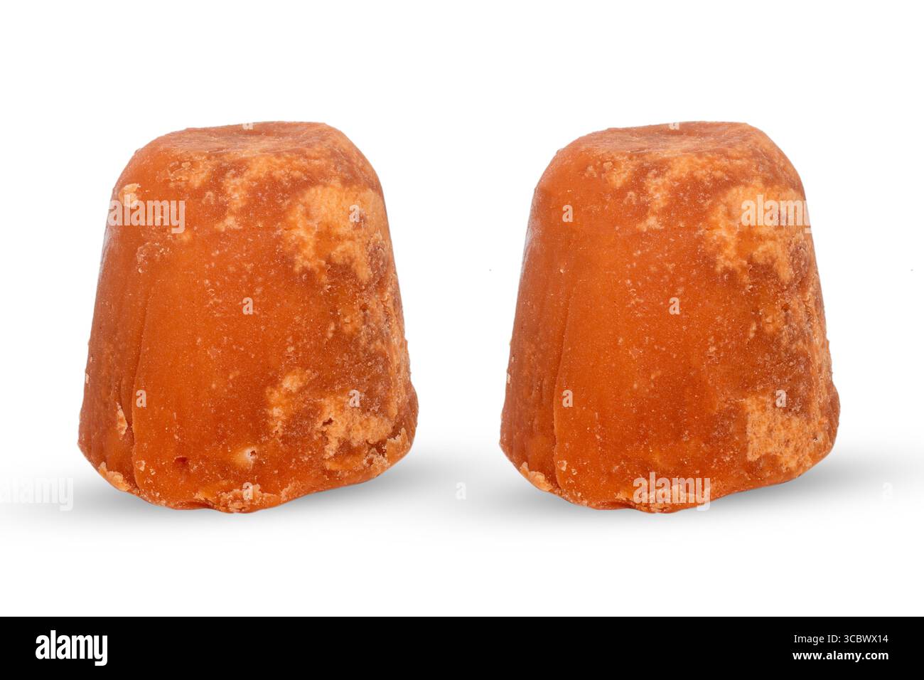 Jaggery biologico (zucchero non raffinato) isolato su fondo bianco. Foto Stock