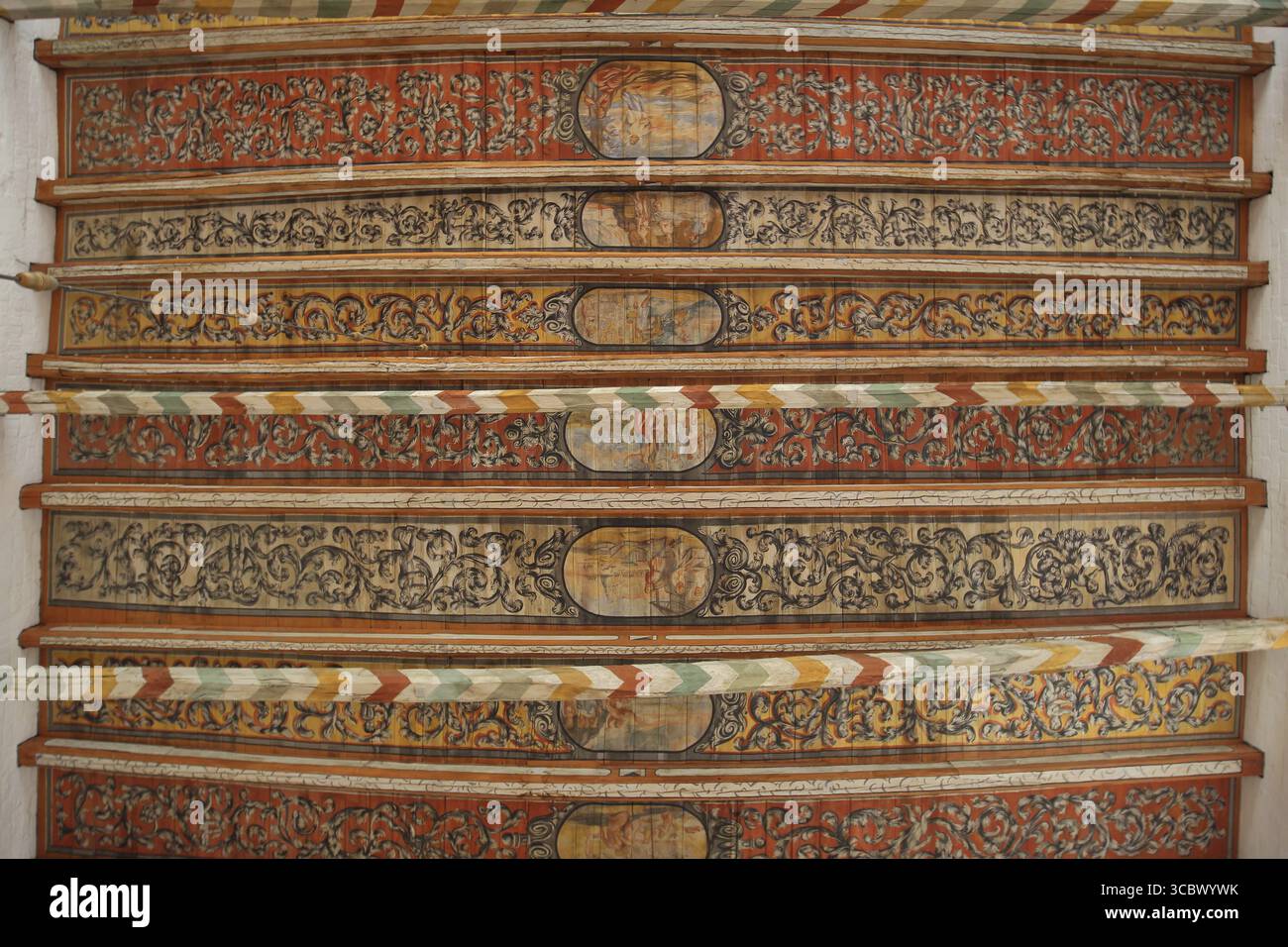 Soffitto in legno con intaglio e pittura in legno del XVII secolo, vista interna, travi in legno, vista verso l'alto, arte e artigianato, arte, decorazioni, Hei Foto Stock