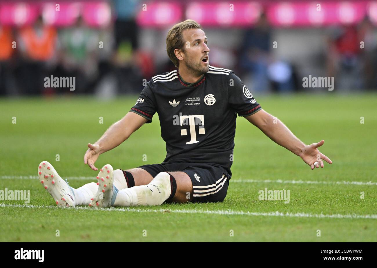 Harry Kane FC Bayern Monaco FCB (09) azione a terra, arrabbiato, chiede rigore, gesto Telekom Cup Allianz Arena, Monaco, Bayern, Germania Foto Stock