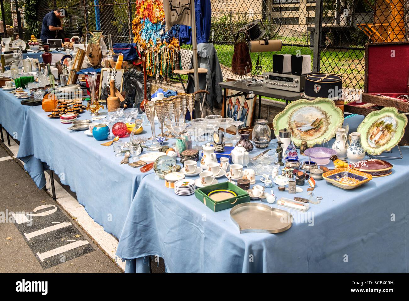 Marché aux puces de la porte de Vanves / mercato delle pulci di Parigi Foto Stock