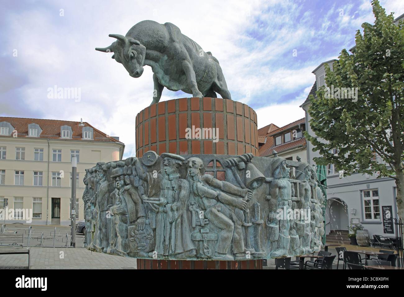 Fontana Mr. Pastor sien Kauh Stephan Horota 1979 con una figura toro, omaggio a una canzone popolare della bassa Germania, arte moderna, scultura in bronzo, campana, gargoyle, wat Foto Stock