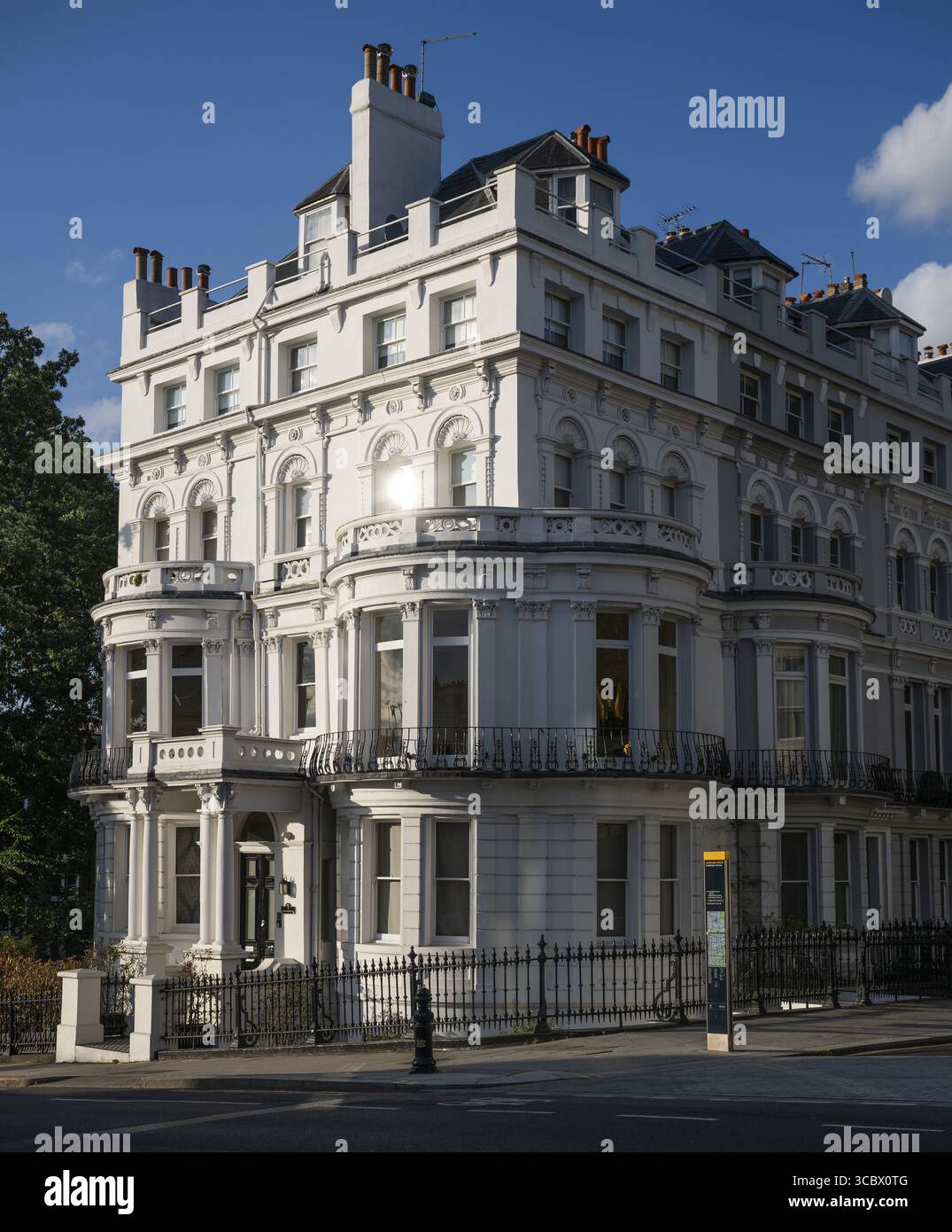 Imponente edificio residenziale neoclassico, Ladbroke Grove, Notting Hill, Londra, Inghilterra, gran Bretagna Foto Stock