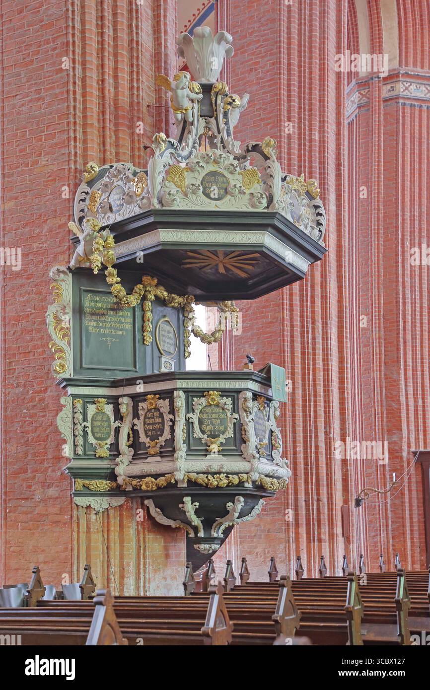 Pulpito con cofano del pulpito costruito nel 1708, barocco, decorazioni, intagli in legno, artigianato, arte, coperchio del pulpito, cassa di risonanza, tettoia del pulpito, mattoni Foto Stock