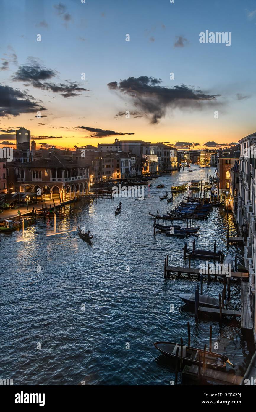 Le gondole sono attraccate per la notte, Venezia, Italia Foto Stock