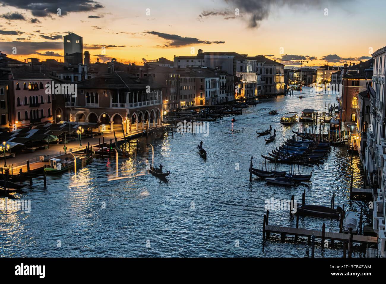 Le gondole sono attraccate per la notte, Venezia, Italia Foto Stock