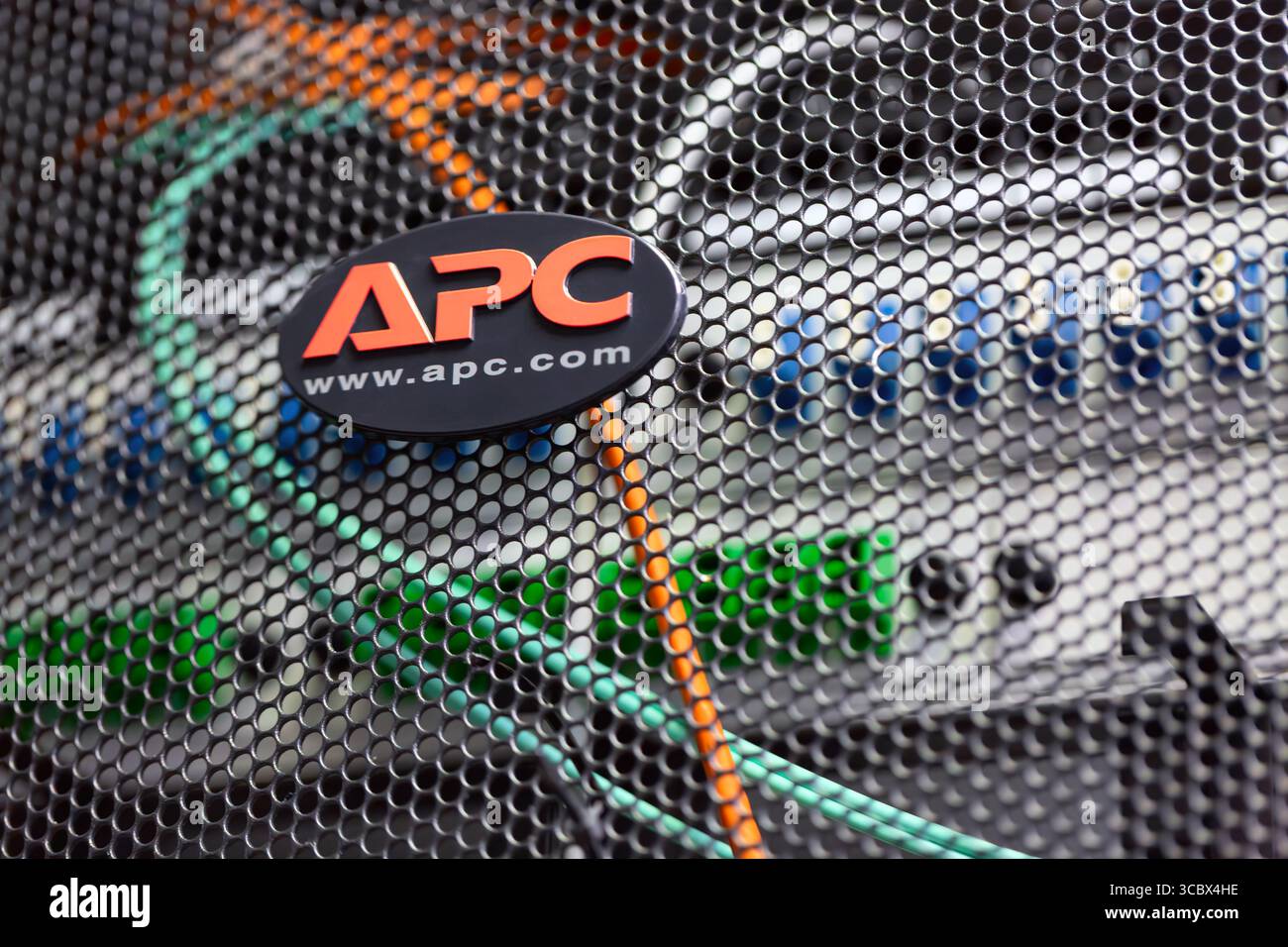 Mosca, Russia - 19 febbraio 2021: Armadietto rack per server APC nel data center. Foto Stock