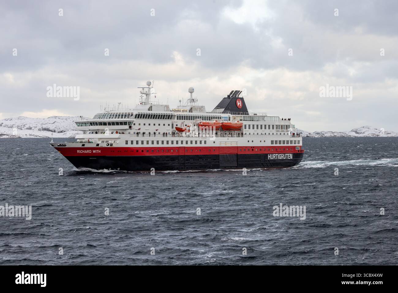 Sig.ra Richard con - Hurtigruten Expedition Hybrid Ship in mare tra Nesna e Ornes. Marzo 2023. Foto Stock