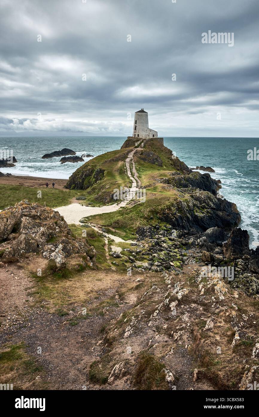 I gradini conducono al faro di Llanddwyn, all'estremità dell'isola di Llanddwyn, vicino a Newborough warren, ad Anglesey, Regno Unito Foto Stock